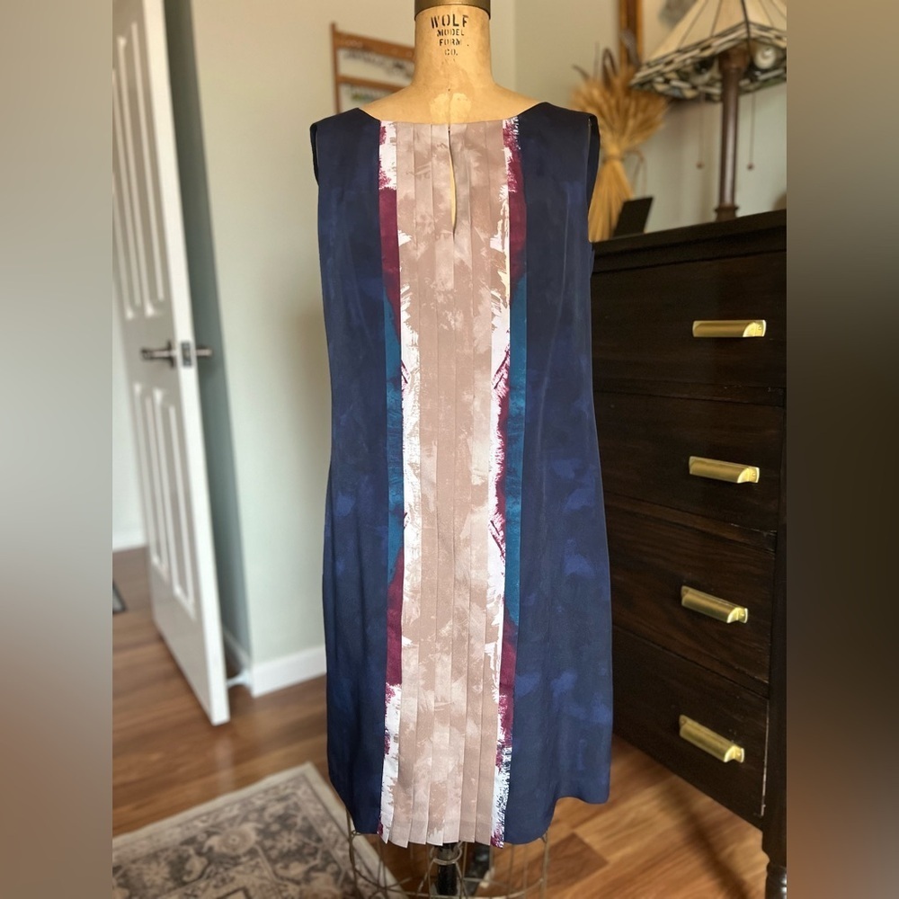 Lavia navy dress with pleated front and key hole eur size 44, us 8